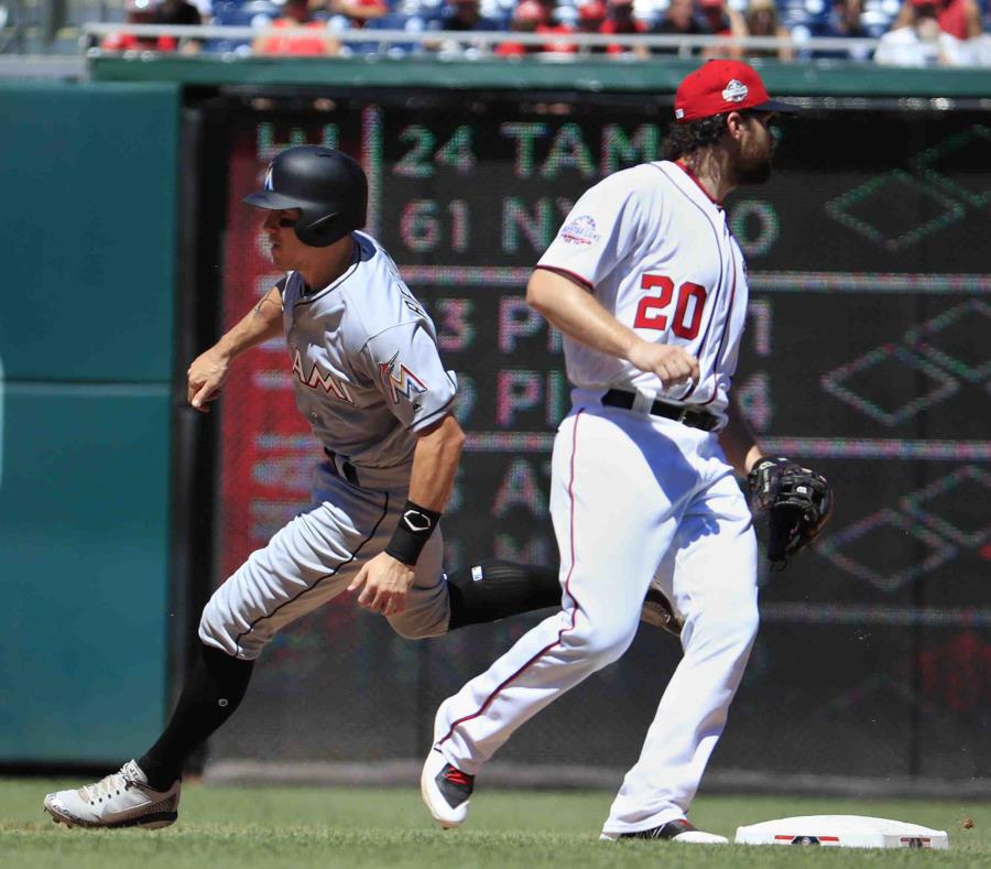 El jugador de los Marlins de Miami, J.T. Realmuto, izquierda, llega a la segunda almohadilla en un doble dentro del cuadro mientras el segunda base de los Nacionales de Washington, Daniel Murphy (20), espera la pelota durante el cuarto inning del partido. (semisquare-x3)