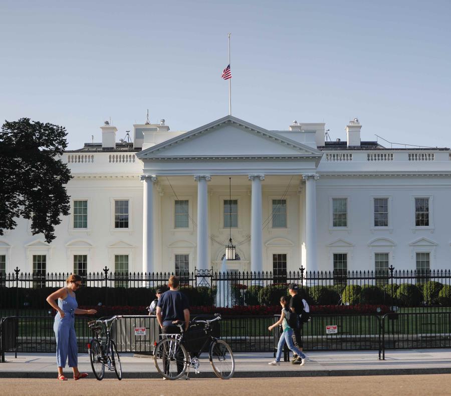 La bandera estadounidense a media asta el domingo en la Casa Blanca. (AP) (semisquare-x3)