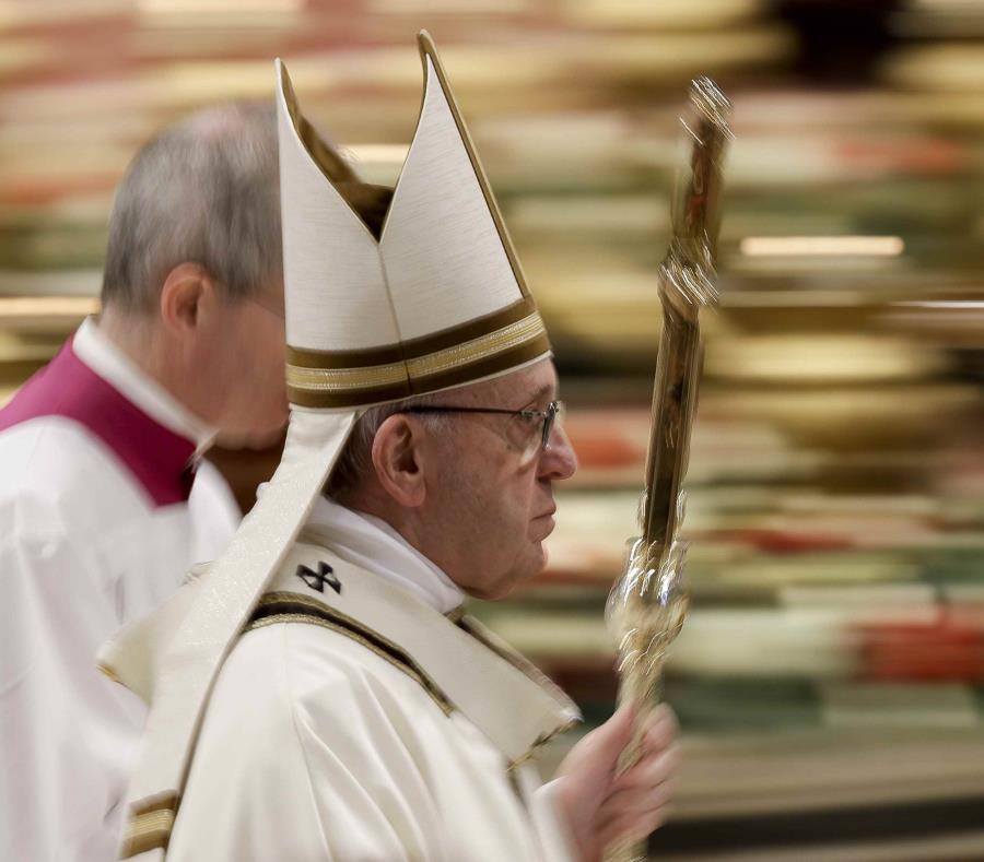 Fotografía tomada con velocidad de obturación lenta del papa Francisco tras celebrar la misa de la Epifanía en la Basílica de San Pedro, en el Vaticano, el domingo 6 de enero de 2019. (AP) (semisquare-x3)