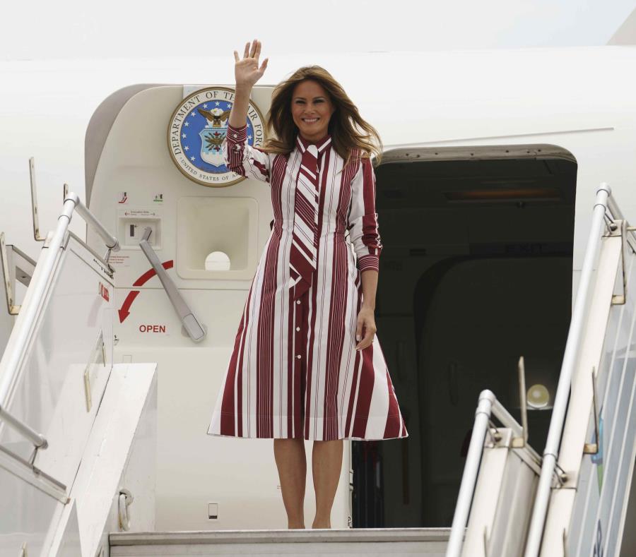 Melania lució un vestido a rayas granates y blancas para la ocasión. (semisquare-x3)
