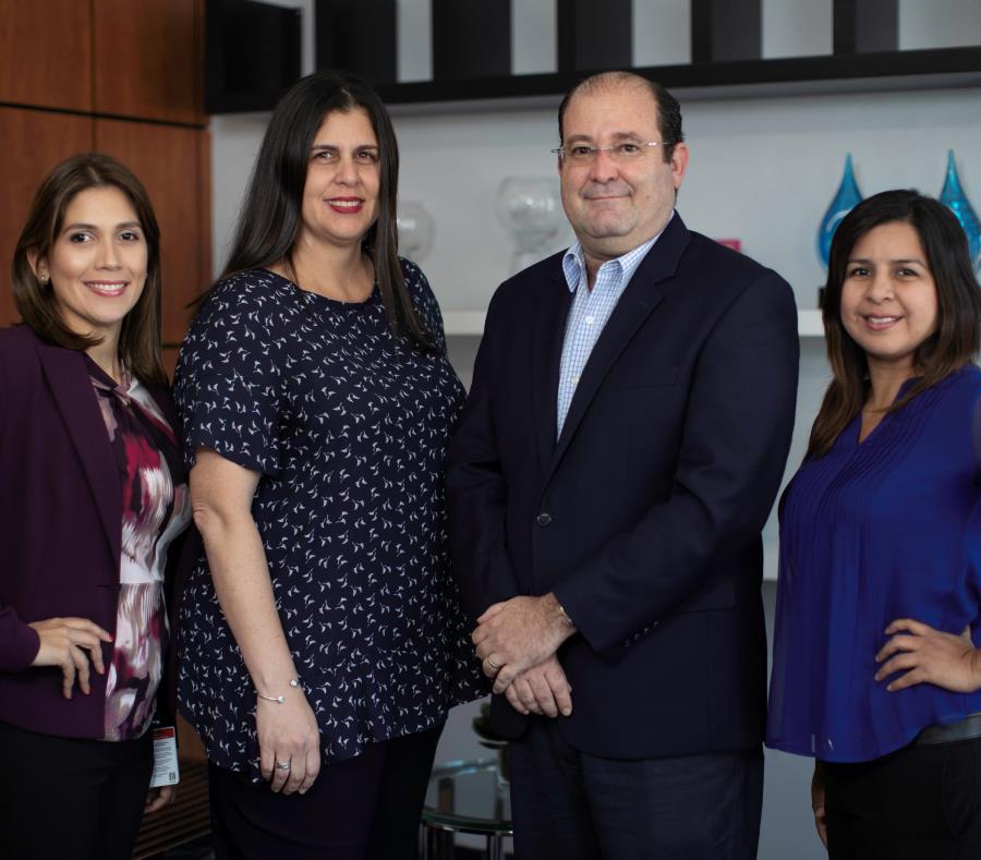 Desde la izquierda: Wanda López, senior HR Business Partner; Patricia Pagán, directora de Finanzas; Manuel Palma, gerente general; y Marlene Martínez, senior assembler de Manufactura. (semisquare-x3)