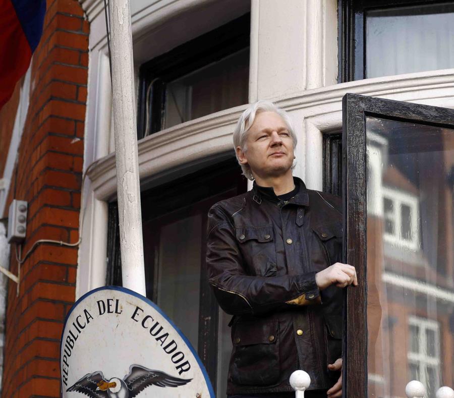 Julian Assange en la embajada de Ecuador en Londres antes de ser arrestado por las autoridades (semisquare-x3)