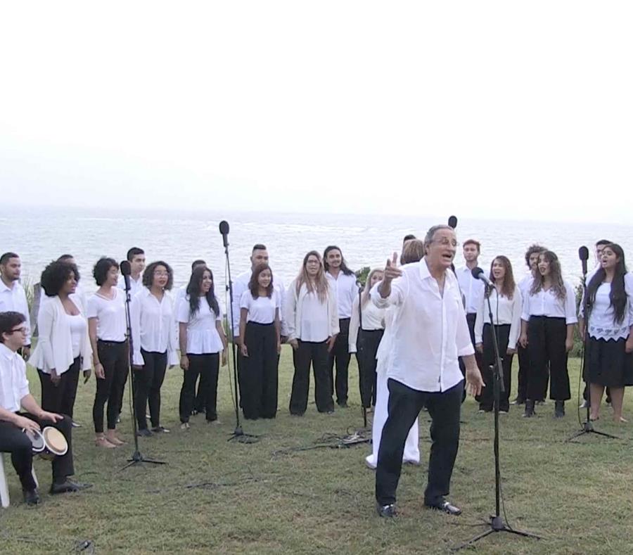 Alberto Carrión y el coro de la Universidad de Puerto Rico, recinto de Cayey, durante la interpretación del