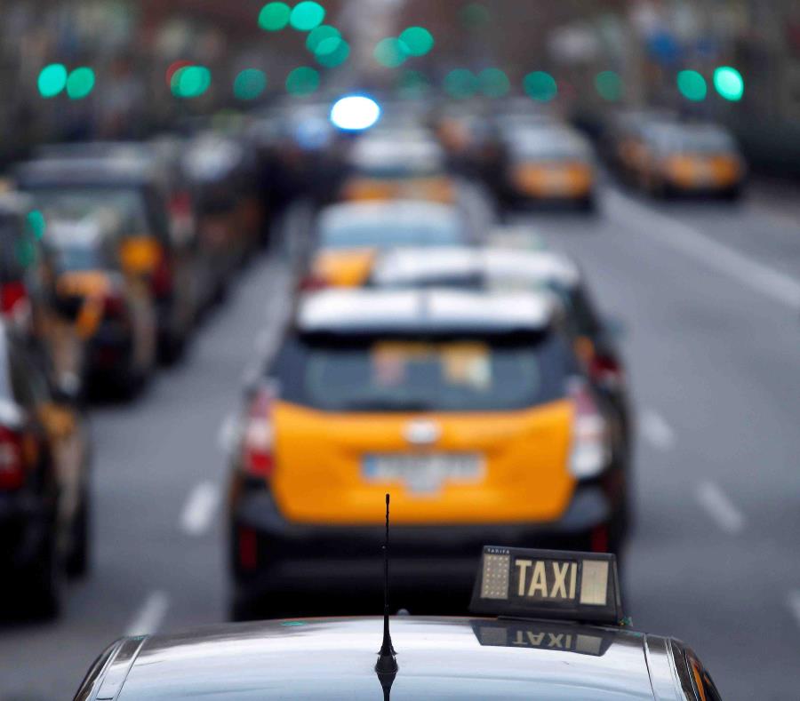 Los taxistas durante una manifestación en Barcelona. (EFE) (semisquare-x3)