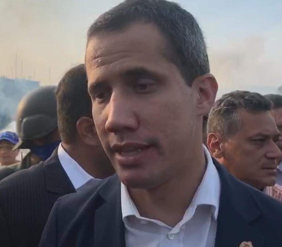 Juan Guaidó fue provocado por el presentador chavista Pedro Carvajalino mientras caminaba por un pasillo de la Asamblea Nacional en Caracas