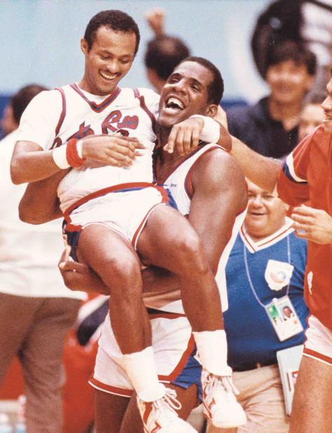 Ramón Ramos celebra con Angelo Cruz la victoria de Puerto Rico sobre Yugoeslavia, el 24 de septiembre de 1988. (vertical-x1)
