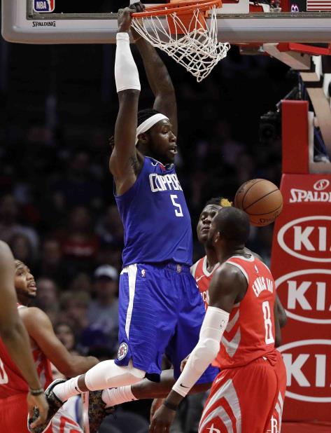 Montrezl Harrell donquea un balón. (AP) (vertical-x1)