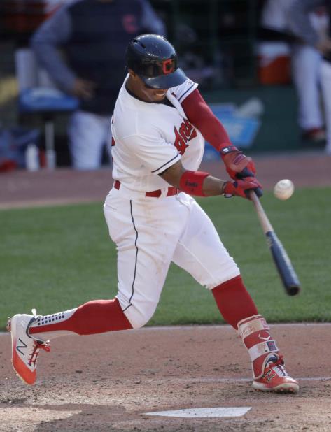 Francisco Lindor pega un imparable en la sexta entrada del partido ante los Atléticos de Oakland, en Cleveland. (AP) (vertical-x1)