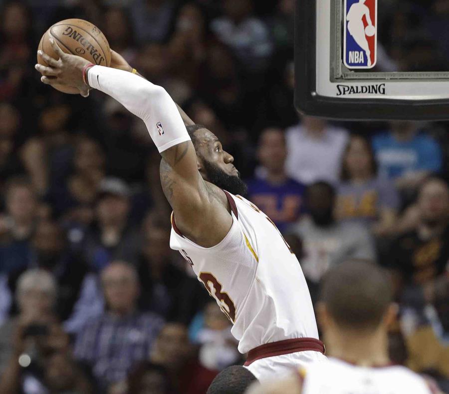El alero de los Cavaliers de Cleveland, LeBron James. (semisquare-x3)