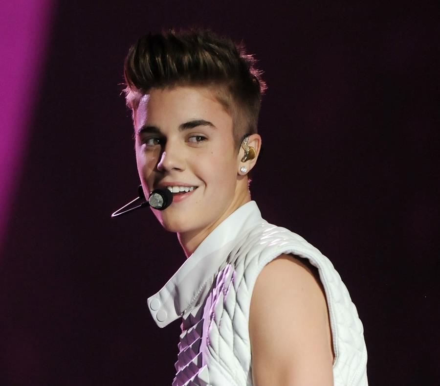 Justin Bieber saludó a un grupo de fans y causó polémica en Internet (semisquare-x3)