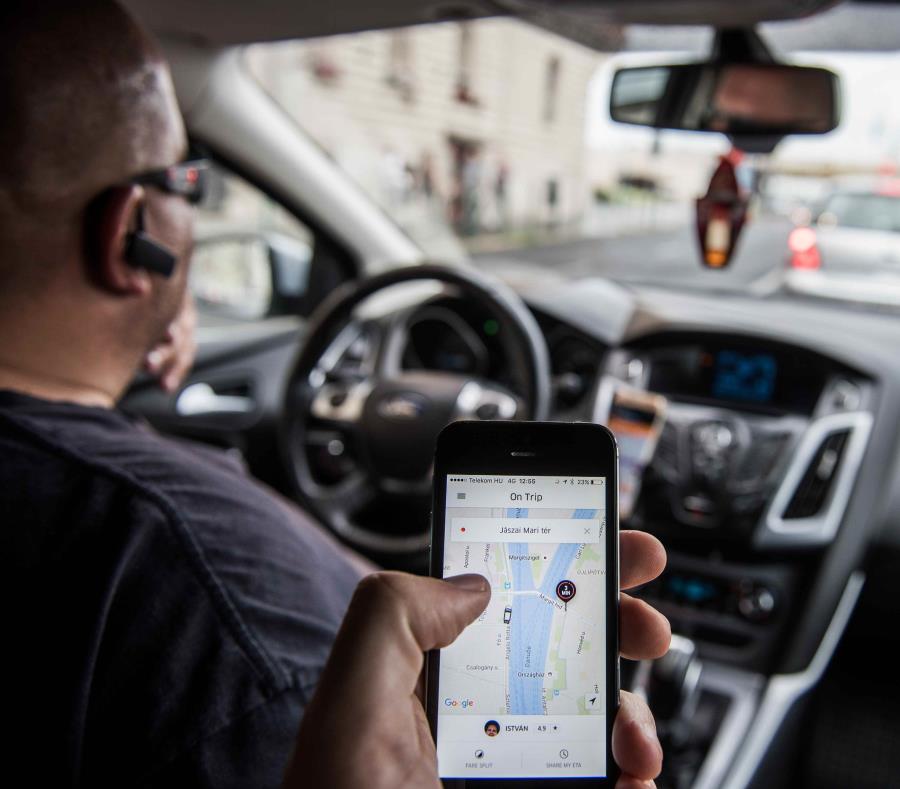 Solo personas mayores de 18 años pueden abrir una cuenta en la aplicación de Uber. (AP) (semisquare-x3)