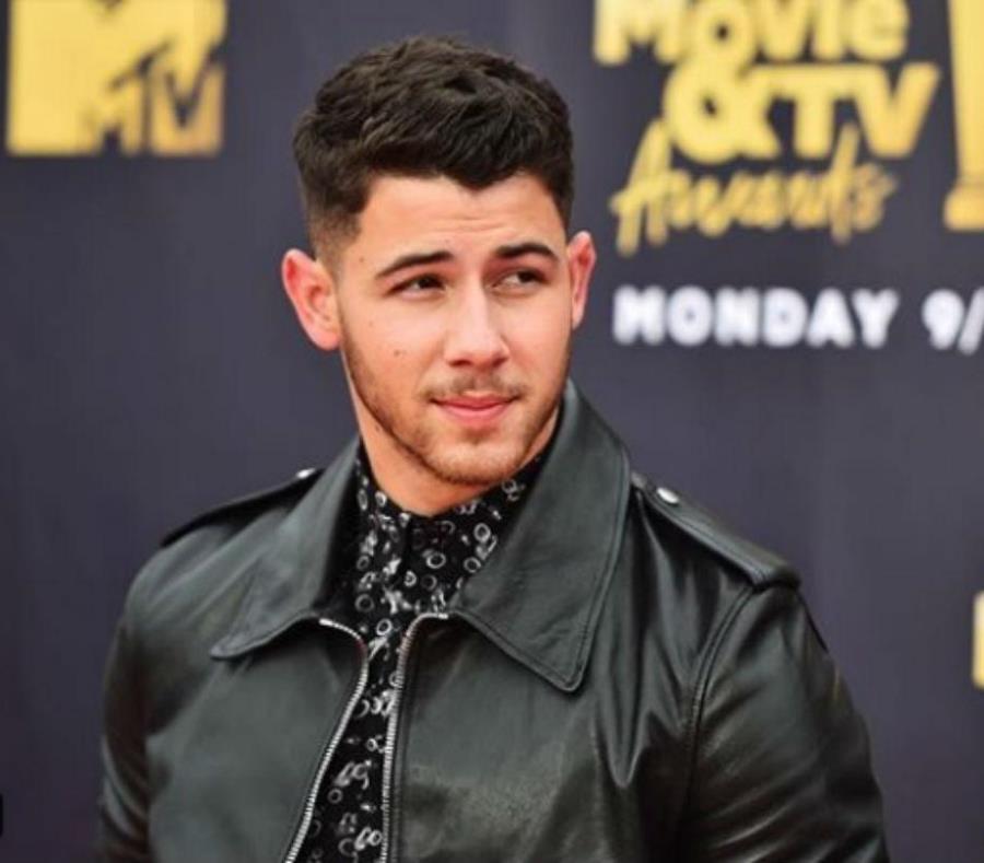 Nick Jonas y la actriz india Priyanka Chopra (semisquare-x3)