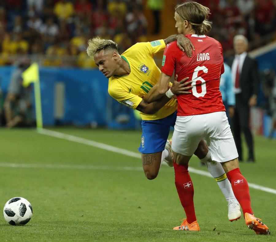 El brasileño Neymar disputa el balón con el suizo Michael Lang (derecha) durante un partido del grupo E del Mundial Rusia 2018 entre Brasil y Suiza el domingo. (semisquare-x3)