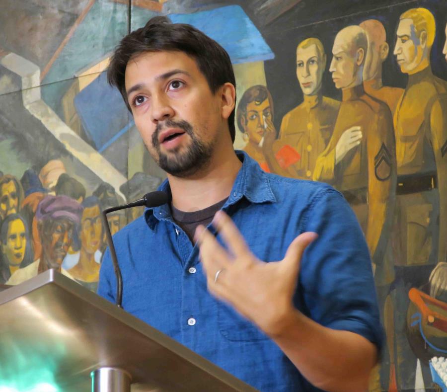 El dramaturgo y actor de origen puertorriqueño, Lin-Manuel Miranda, asiste a una rueda de prensa en San Juan. (EFE) (semisquare-x3)