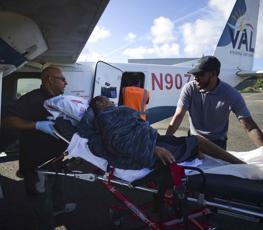 Paramédicos meten a Sandra Medina, una paciente de diálisis de 42 años, en un avión en Vieques, antes de viajar a Ceiba para recibir tratamiento en la clínica Fresenius de Humacao. (AP) (semisquare-x3)