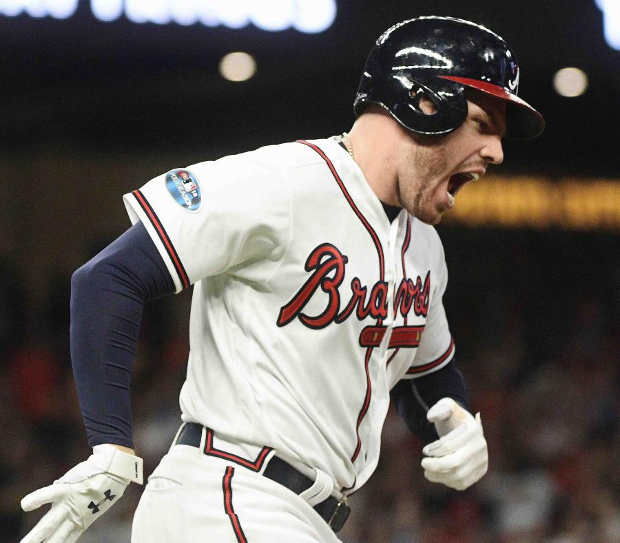 Freddie Freeman, de los Bravos de Atlanta, recorre las bases tras conectar un jonrón solitario en el tercer juego de la serie divisional ante los Dodgers de Los Ángeles. (AP / John Amis) (semisquare-x3)