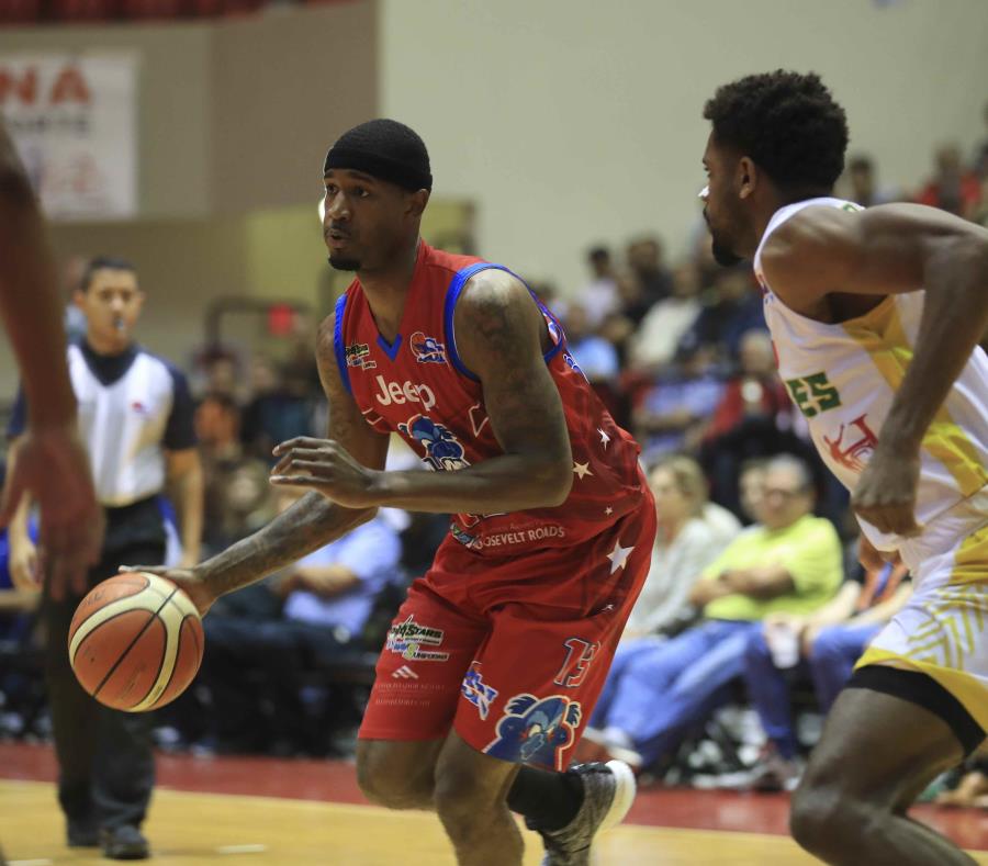 Landon Milbourne (con el balón) concluyó el encuentro con 22 puntos y seis rebotes en la victoria de los Cariduros de Fajardo. (semisquare-x3)