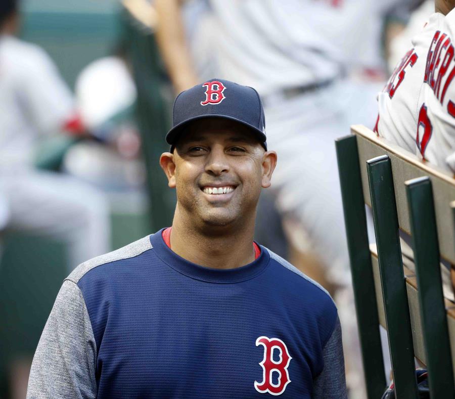 Alex Cora se convirtió en el primer dirigente de los Medias Rojas de Boston en ganar 100 juegos desde el 1946 (semisquare-x3)