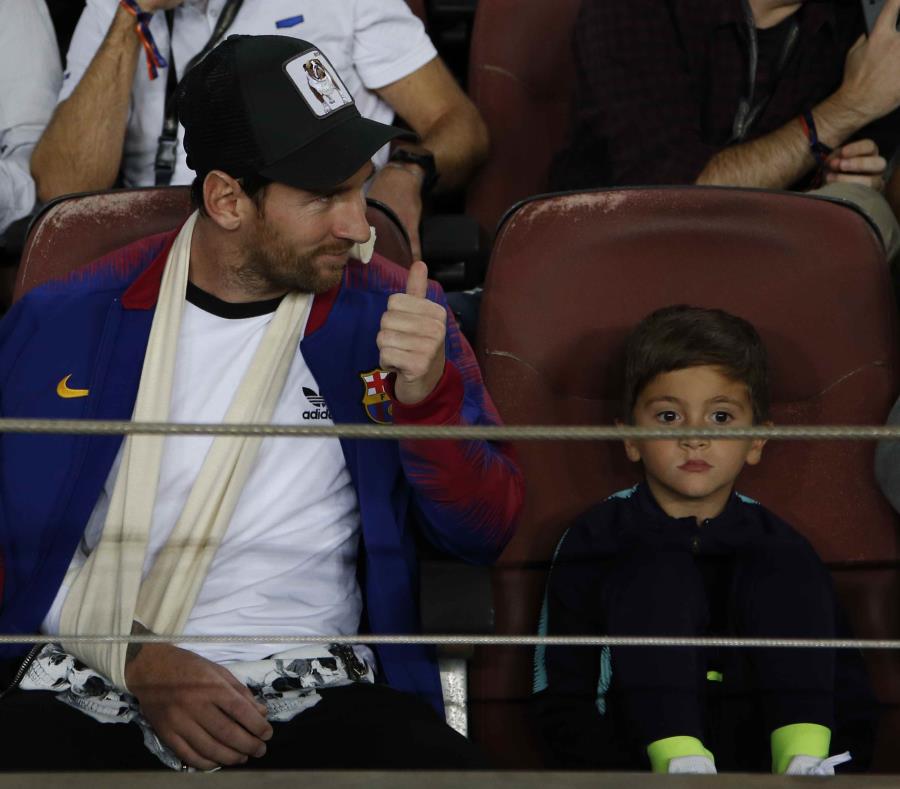 Un lesionado Messi en las gradas junto a su hijo. (AP) (semisquare-x3)