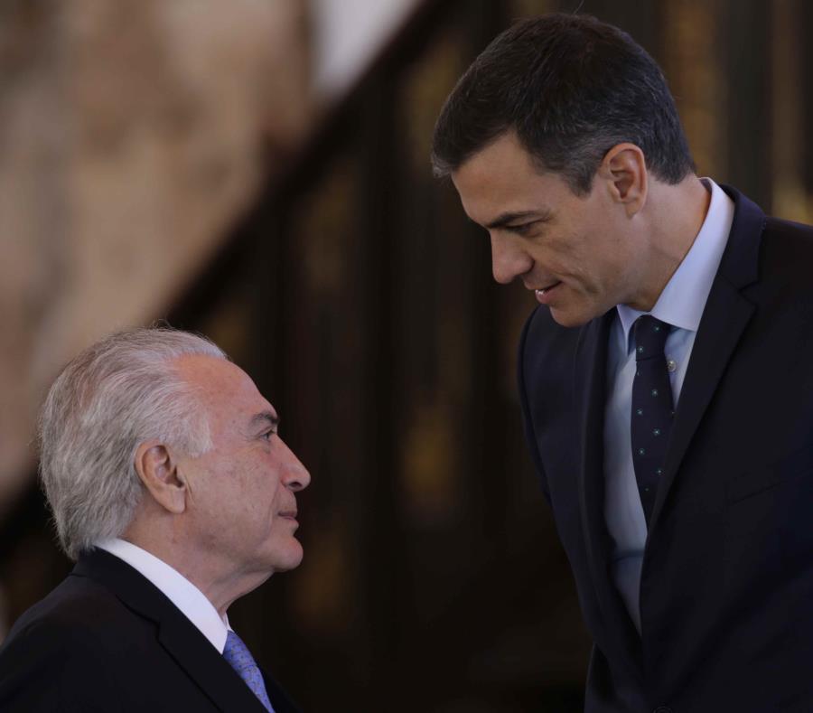 Pedro Sánchez (derecha) conversa con el presidente saliente de Brasil Michel Temer el pasado 16 de noviembre. (AP) (semisquare-x3)