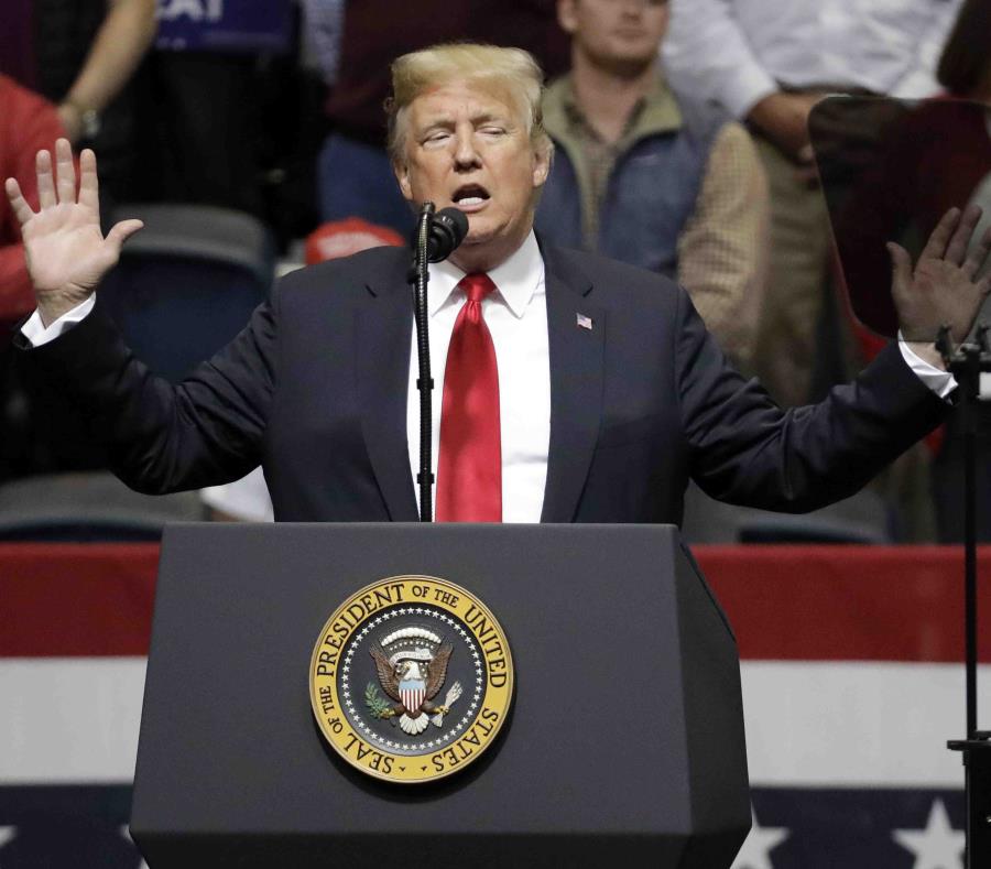 El presidente Donald Trump habla en un mitin el domingo 4 de noviembre de 2018 en Chattanooga, Tenn. (Foto AP / Mark Humphrey) (semisquare-x3)