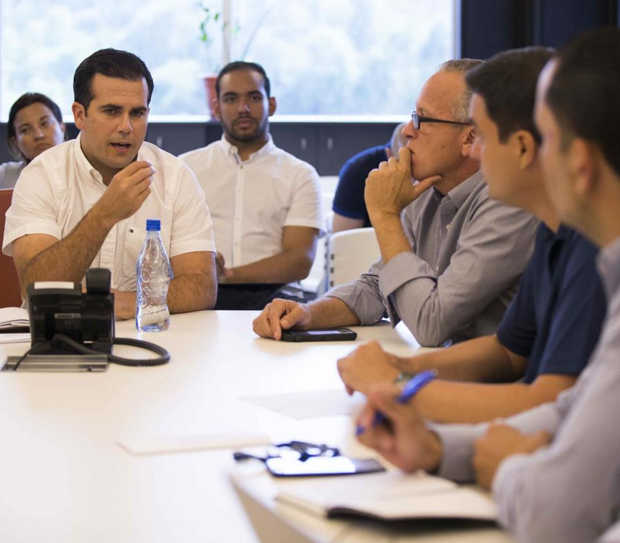 El gobernador Ricardo Rosselló se reúne con Rolando Ortiz, alcalde de Cayey y presidente de la Asociación de Alcaldes, así como Carlos Molina, alcalde de Arecibo y presidente de la Federación de Alcaldes. (GFR Media) (semisquare-x3)