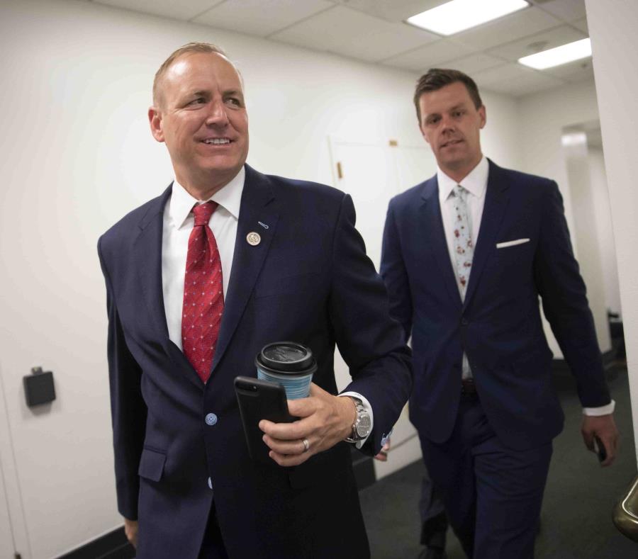 El representante Jeff Denham llega al Capitolio para una reunión con miembros del Partido Republicano. (AP / J. Scott Applewhite) (semisquare-x3)