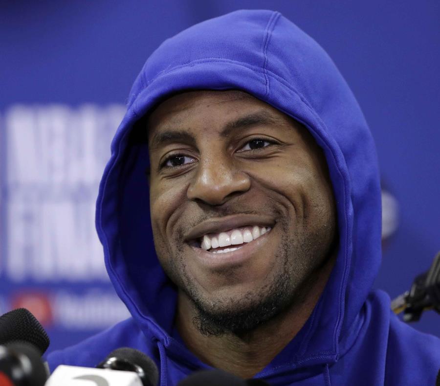 Andre Iguodala durante una entrevista con la prensa deportiva después de una práctica de los Warriors. (AP) (semisquare-x3)