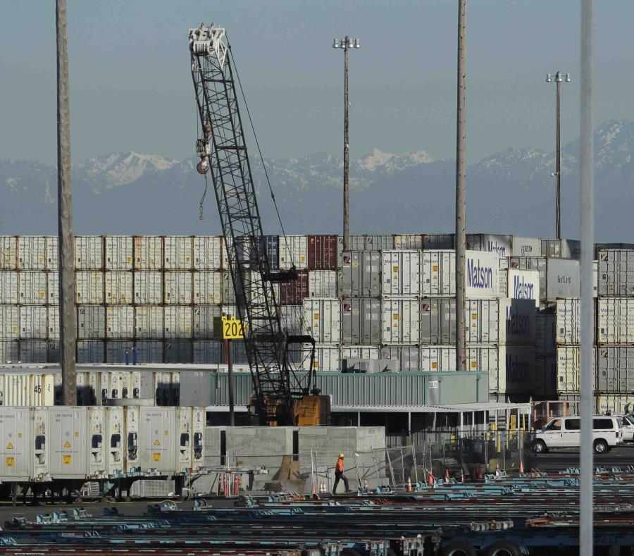 Numerosos contenedores de carga están listos para ser subidos a vehículos de transporte en el puerto de Tacoma en Washington el viernes 10 de mayo de 2019