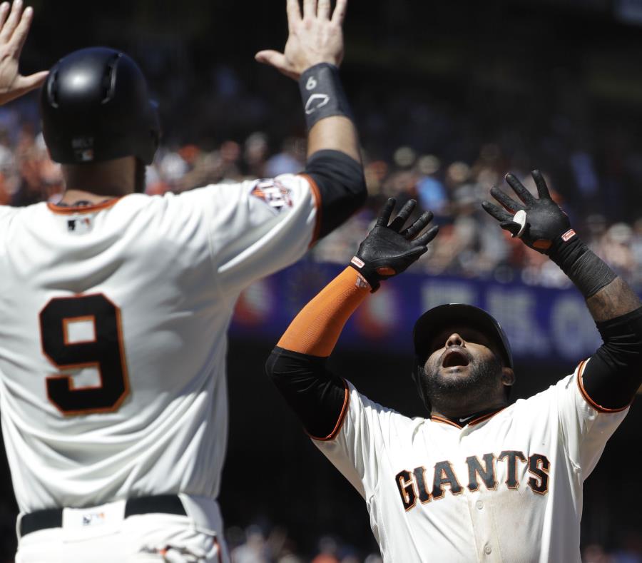 El jugador de los Gigantes de San Francisco, el venezolano Pablo Sandoval, celebra en el plato su jonrón de tres carreras con su compañero Brandon Belt (9), durante el quinto inning del partido. (AP) (semisquare-x3)