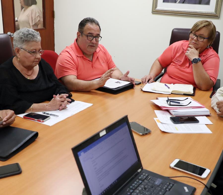 In the picture are Félix Báez, Genoveva Ríos Quintero, Manuel Vélez, Nilda Laureano, and José Marín Martínez. (semisquare-x3)