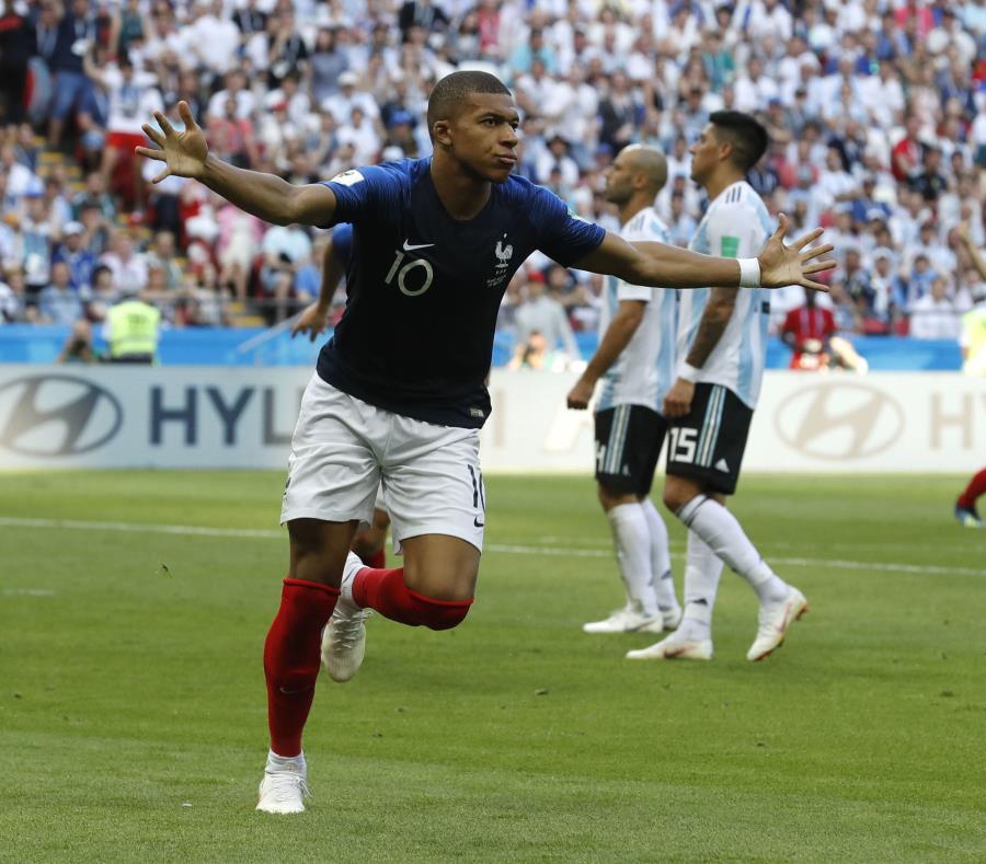El francés Kylian Mbappe celebra después de anotar el tercer gol de su equipo durante la ronda de 16 partidos entre Francia y Argentina, en la Copa Mundial de fútbol 2018 en el Kazan Arena en Kazán, Rusia. (AP) (semisquare-x3)