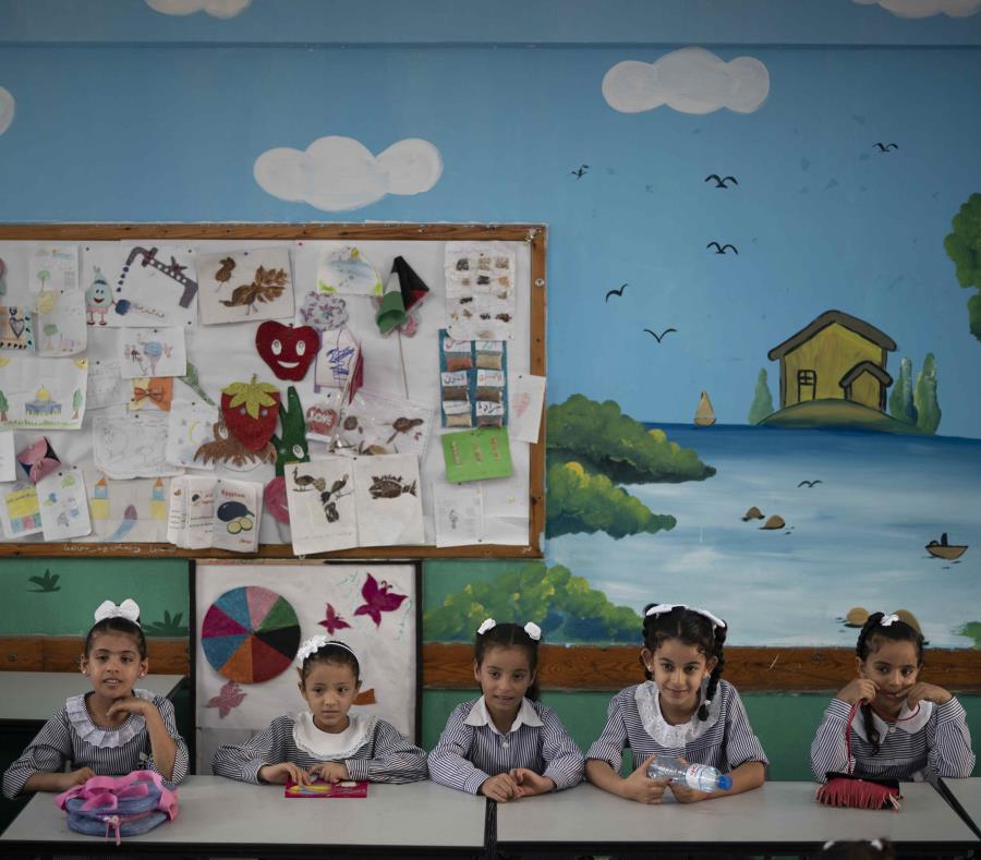 Varias niñas en una escuela de la Agencia de Naciones Unidas para los Refugiados de Palestina en Oriente Próximo. (semisquare-x3)
