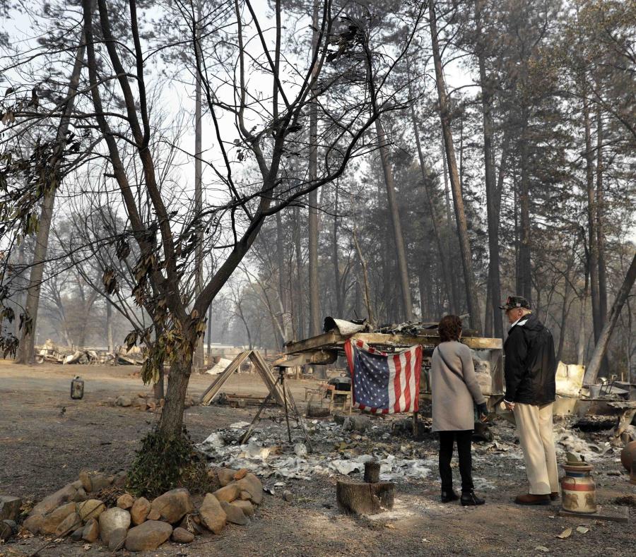 El presidente Donald Trump habla con la alcaldesa Jody Jones mientras visita una zona afectada por los incendios forestales. (semisquare-x3)