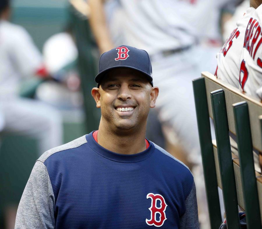 El boricua Alex Cora dijo que el equipo haría una pausa para celebrar el acontecimiento aunque su meta está en lograr lo máximo en los playoffs. (semisquare-x3)