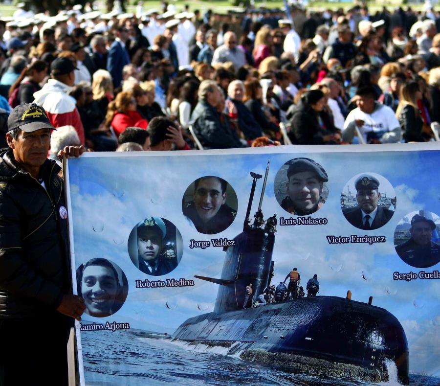 Un hombre sostiene una pancarta con imágenes de algunos tripulantes del submarino argentino ARA San Juan. (EFE / Eduardo López) (semisquare-x3)