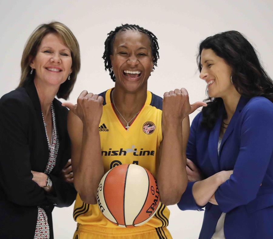 La jugadora Tamika Catchings, centro, del Fever de Indiana, bromea con la presidenta y gerente general del equipo, Kelly Krauskopf, izquierda, y la coach Stephanie White, durante un evento de la WNBA ante los medios, en Indianápolis. (AP) (semisquare-x3)