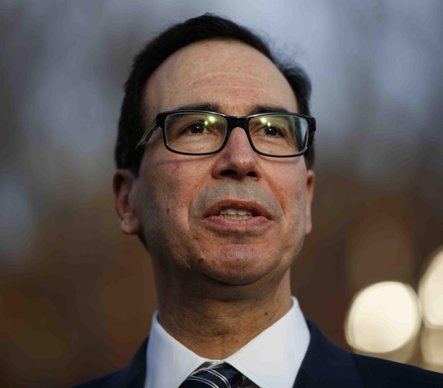 El secretario del Tesoro de Estados Unidos, Steve Mnuchin, habla con reporteros sobre las negociaciones comerciales con China, en la Casa Blanca, el 3 de diciembre de 2018, en Washington. (semisquare-x3)