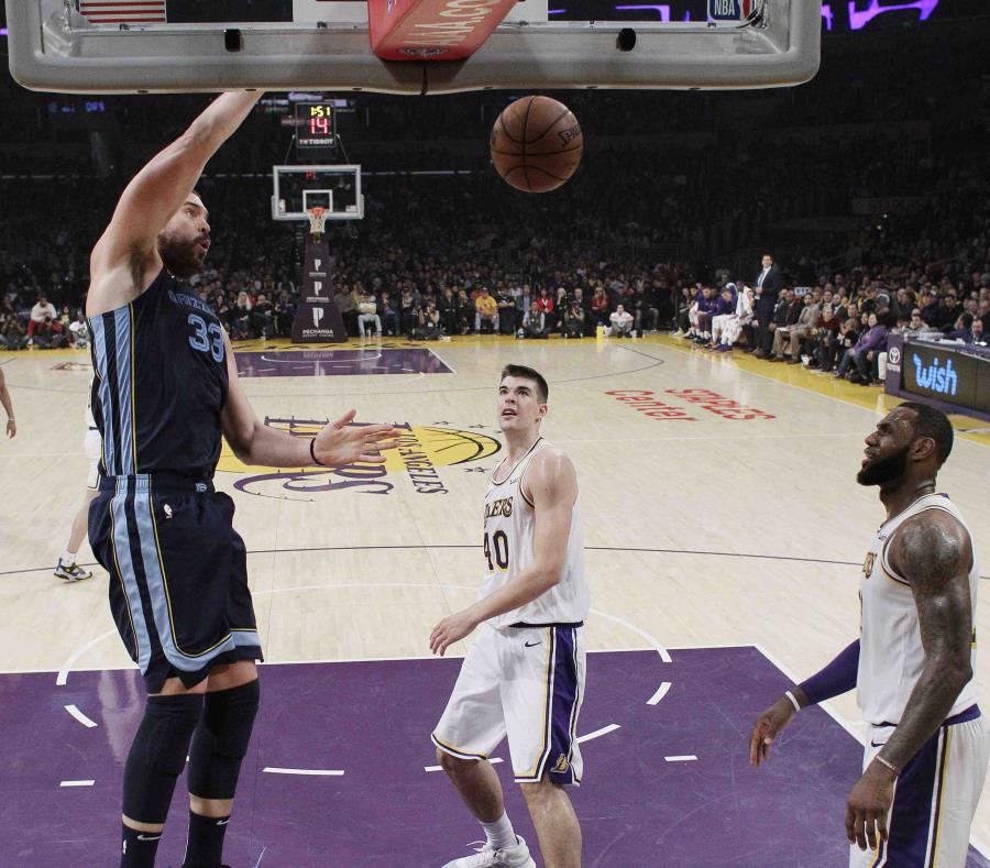 El español Marc Gasol, de los Grizzlies de Memphis, realiza una clavada frente a Ivica Zubac, de los Lakers de Los Ángeles, el domingo 23 de diciembre de 2018 (AP) (semisquare-x3)