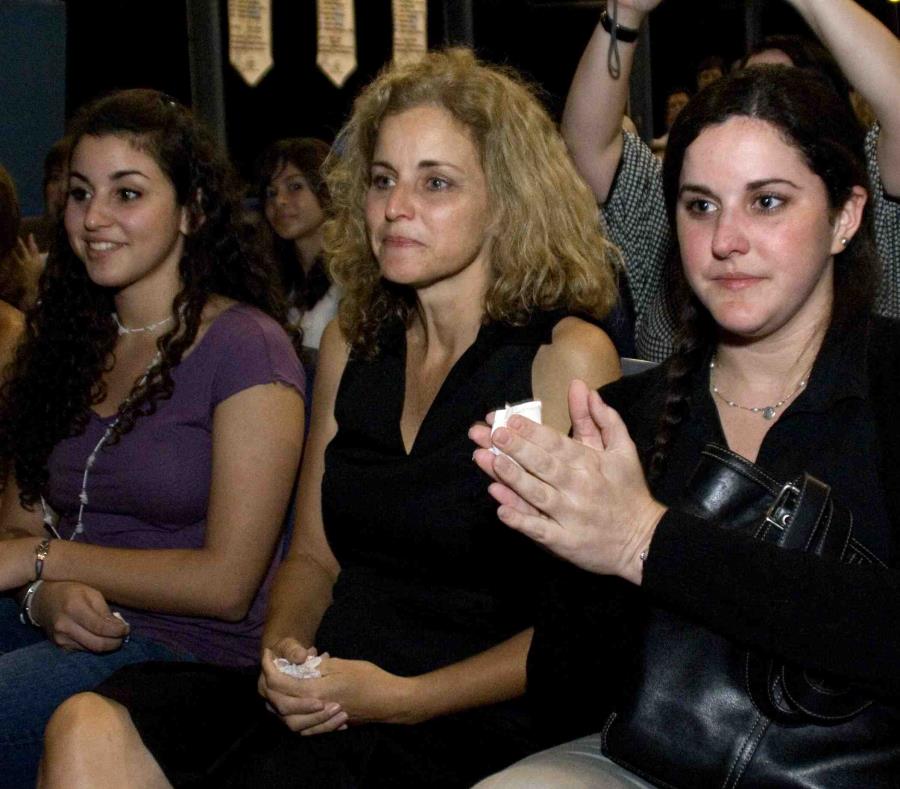 Vivian Gándara, al centro junto a sus hijas Vanessa (izq.) y Viviana, falleció este jueves de forma repentina a causa de un cáncer que le fue diagnosticado hace unas tres semanas. (semisquare-x3)