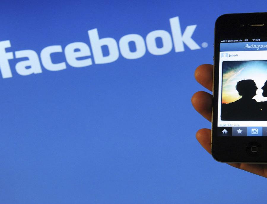 Facebook señaló que algunas webs utilizaban Facebook para engañar a la gente y hacerles creer que eran foros para un debate político legítimo. (semisquare-x3)