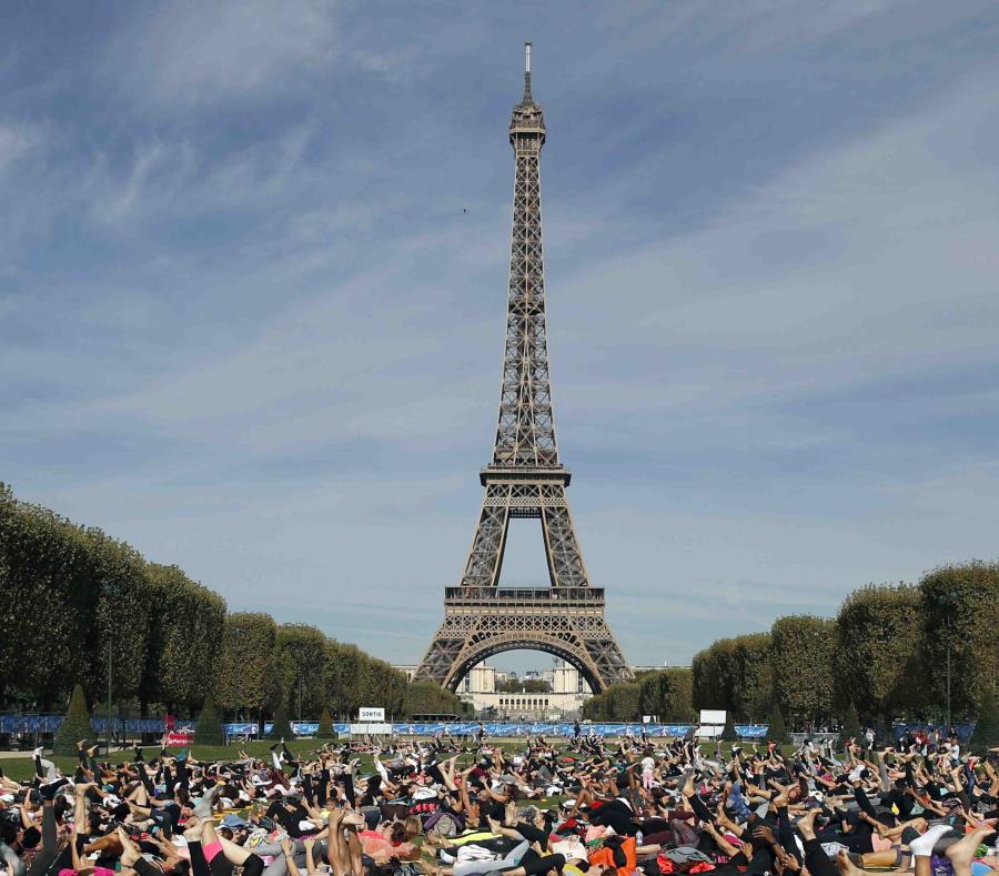 La torre Eiffel, junto con más de una decena de museos, dos teatros y otros sitios culturales en París, estarán cerrados el sábado por motivos de seguridad. (AP / Christophe Ena) (semisquare-x3)