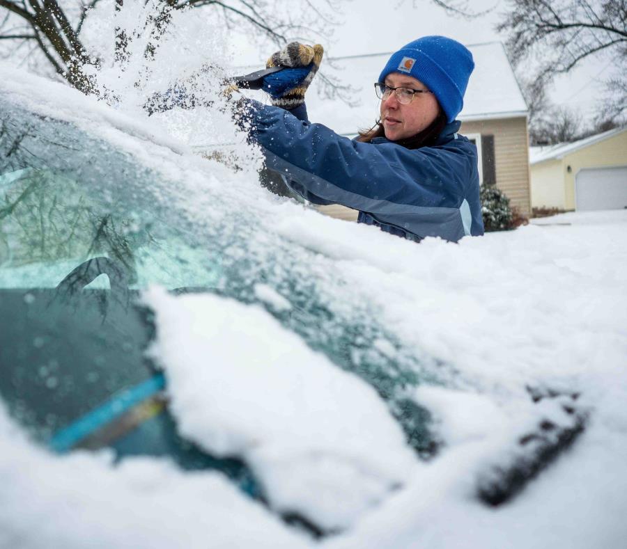 Colleen Streefland quita la nieve de su automóvil durante una nevada el sábado 14 de abril de 2018 en Rochester, Minnesota. (semisquare-x3)