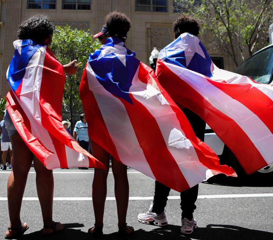 Boricuas ondean con orgullo la bandera en la Parada Puertorriqueña en