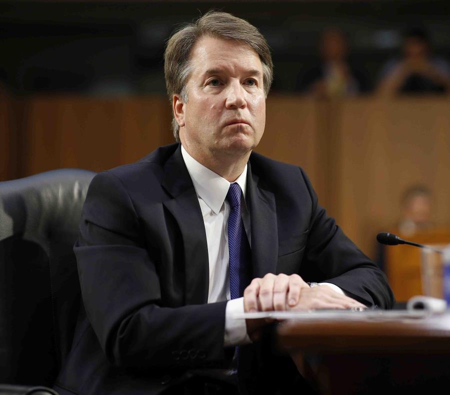 El juez Brett Kavanaugh escucha a los senadores durante su audiencia de confirmación como nominado a la Corte Suprema de Justicia. (EFE) (semisquare-x3)