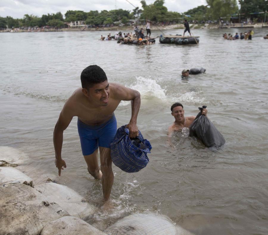Migrantes centroamericanos llegan a la orilla mexicana del río Suchiate en la frontera entre Guatemala y México. (AP / Moises Castillo) (semisquare-x3)