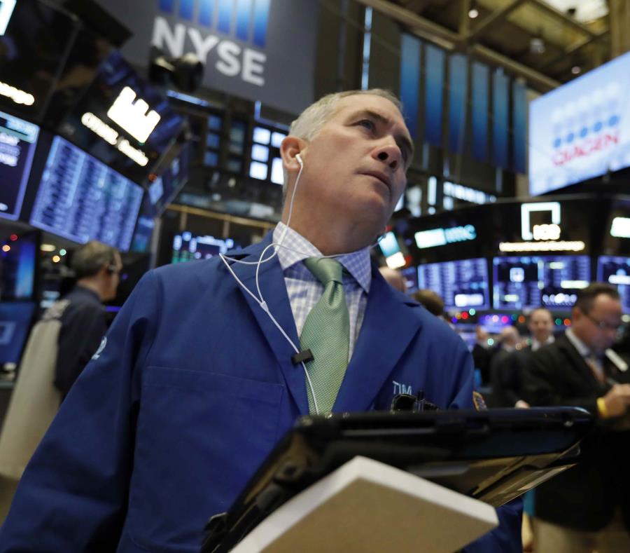 El precio del crudo ha caído drásticamente debido al incremento de la oferta y a que la demanda bajó a causa de una desaceleración económica global. (AP / Richard Drew) (semisquare-x3)