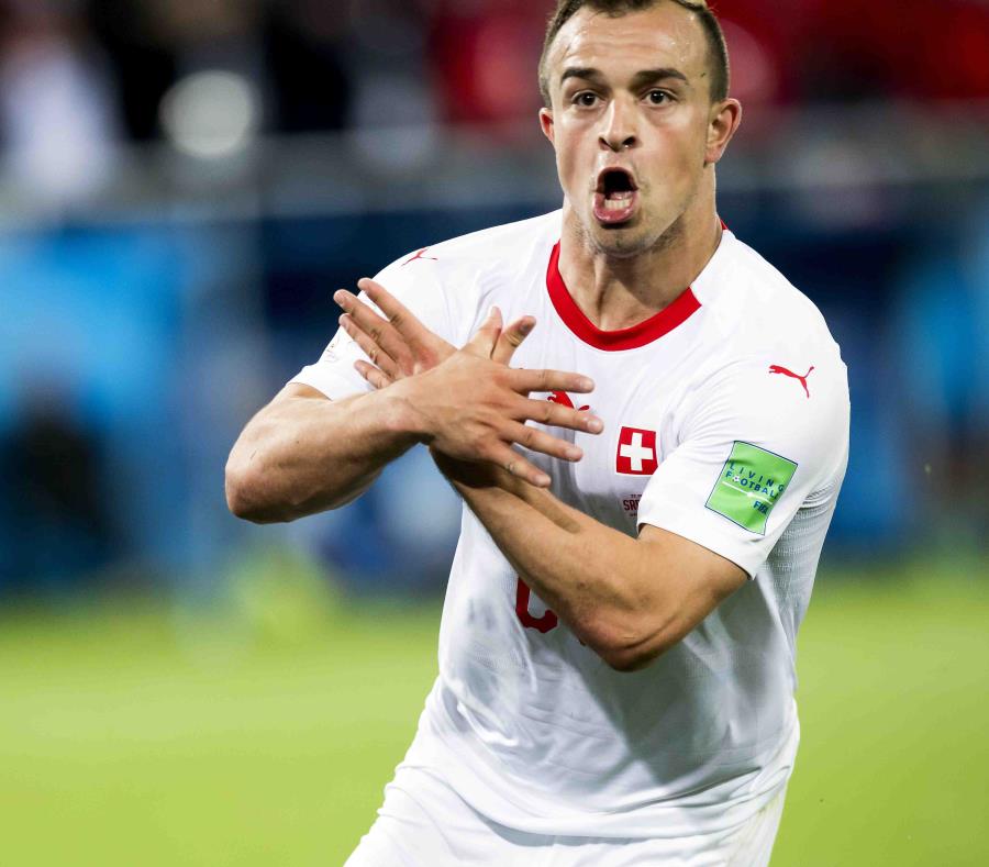 Xherdan Shaqiri, de Suiza, destaja un gol contra Serbia haciendo con las manos el símbolo del águila bicéfala en la bandera de Albania. (AP) (semisquare-x3)