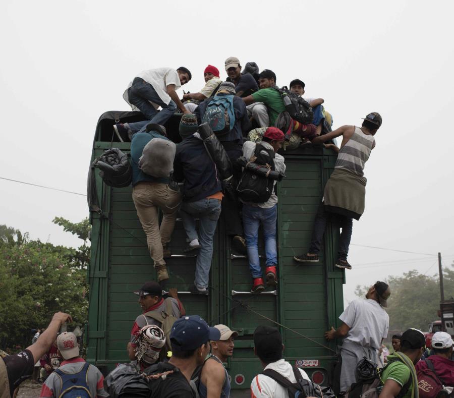 La caravana de migrantes centroamericanos sigue su camino hacia la frontera entre México y los EE.UU (semisquare-x3)