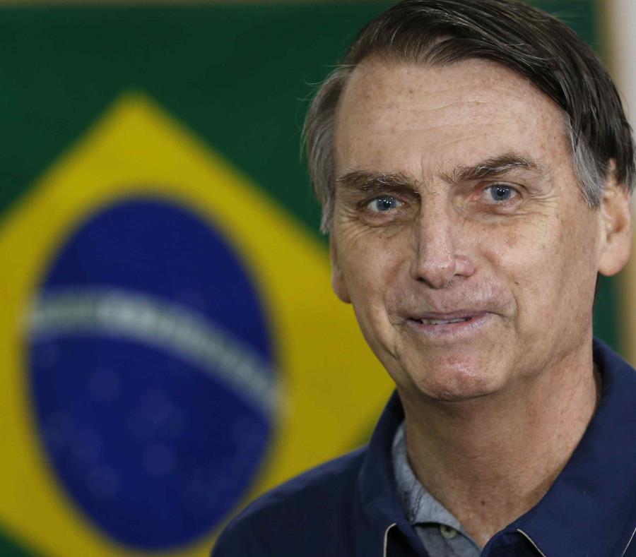 Jair Bolsonaro, líder en las encuestas, del Partido Social Liberal, sufrió un ataque a cuchilladas a un mes de los comicios. (AP / Silvia Izquierdo) (semisquare-x3)